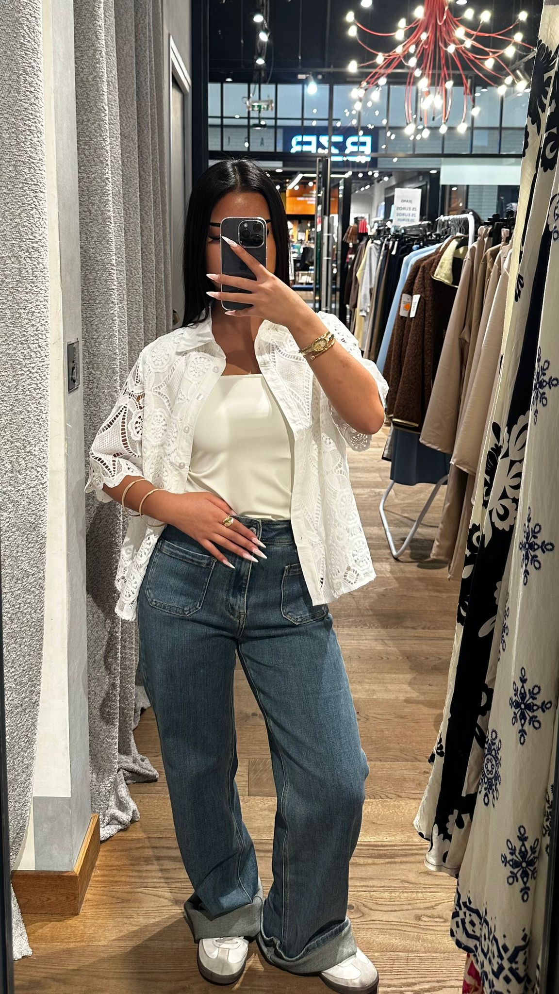 Chemise de nuit à manches courtes avec détails en dentelle Chemise de nuit à manches courtes avec détails en dentelle