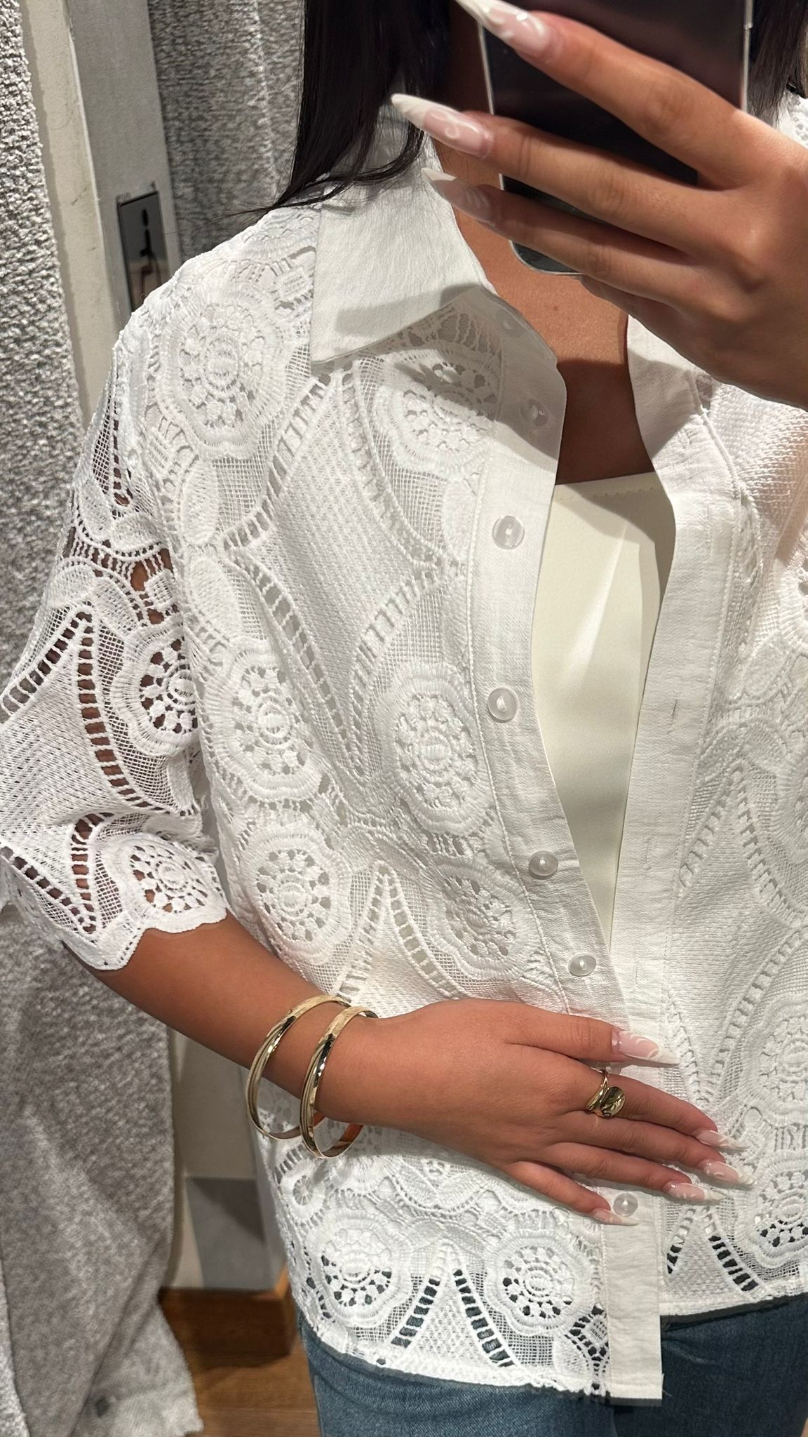 Chemise blanche à manches en dentelle : le coup de coeur mode du jour Chemise blanche à manches en dentelle : le coup de coeur mode du jour