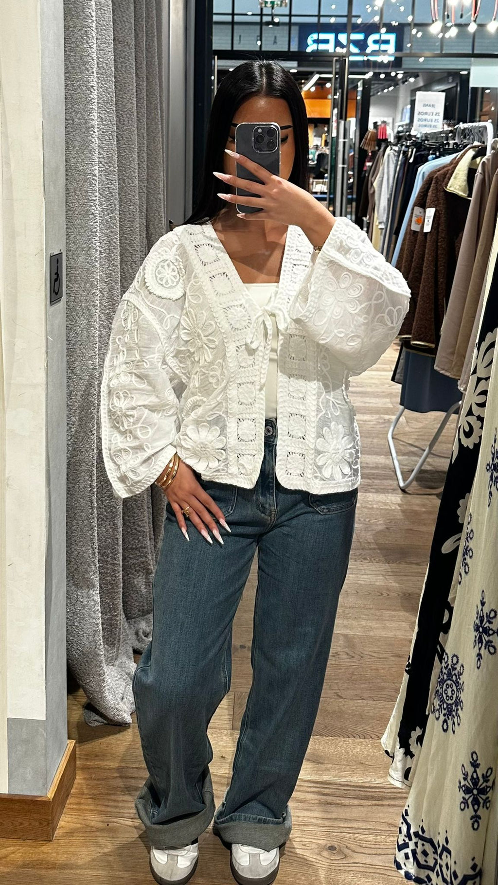 Veste en dentelle à lacet